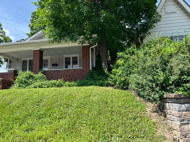 a view of front of a house with a yard