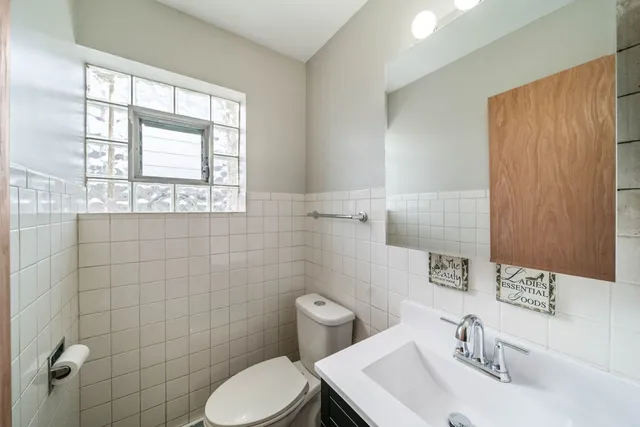 $1,900 | 27 East Thorndale Avenue, Roselle, IL 60172