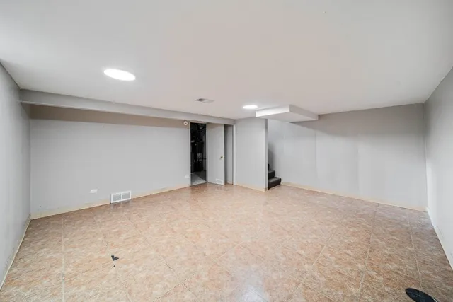 $1,900 | 27 East Thorndale Avenue, Roselle, IL 60172