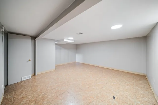 $1,900 | 27 East Thorndale Avenue, Roselle, IL 60172