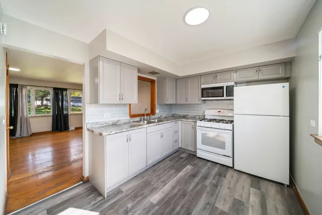 $1,900 | 27 East Thorndale Avenue, Roselle, IL 60172