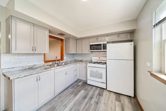 $1,900 | 27 East Thorndale Avenue, Roselle, IL 60172