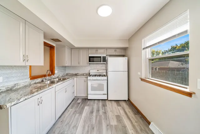 $1,900 | 27 East Thorndale Avenue, Roselle, IL 60172