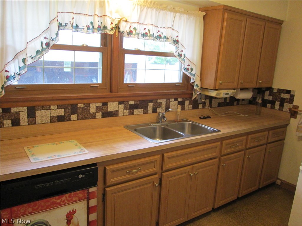 1329 Root Road Lorain, OH 44052 - Photo 8 of 26