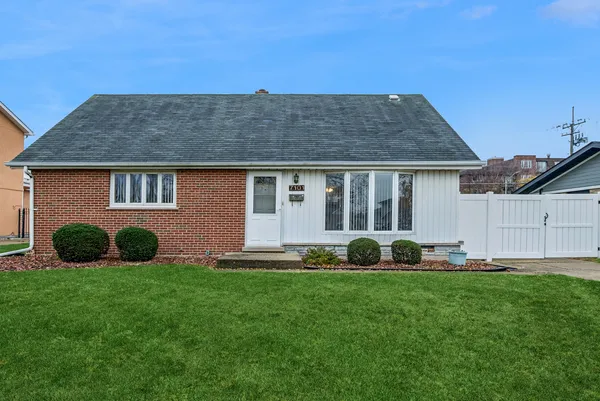 a view of a house with backyard