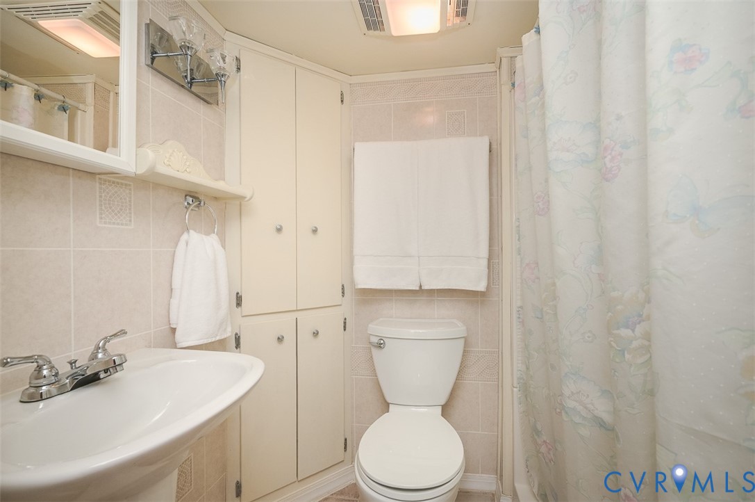 13124 Old Happy Hill Road Chester, VA 23831 - Photo 33 of 64 Full guest bath main level.