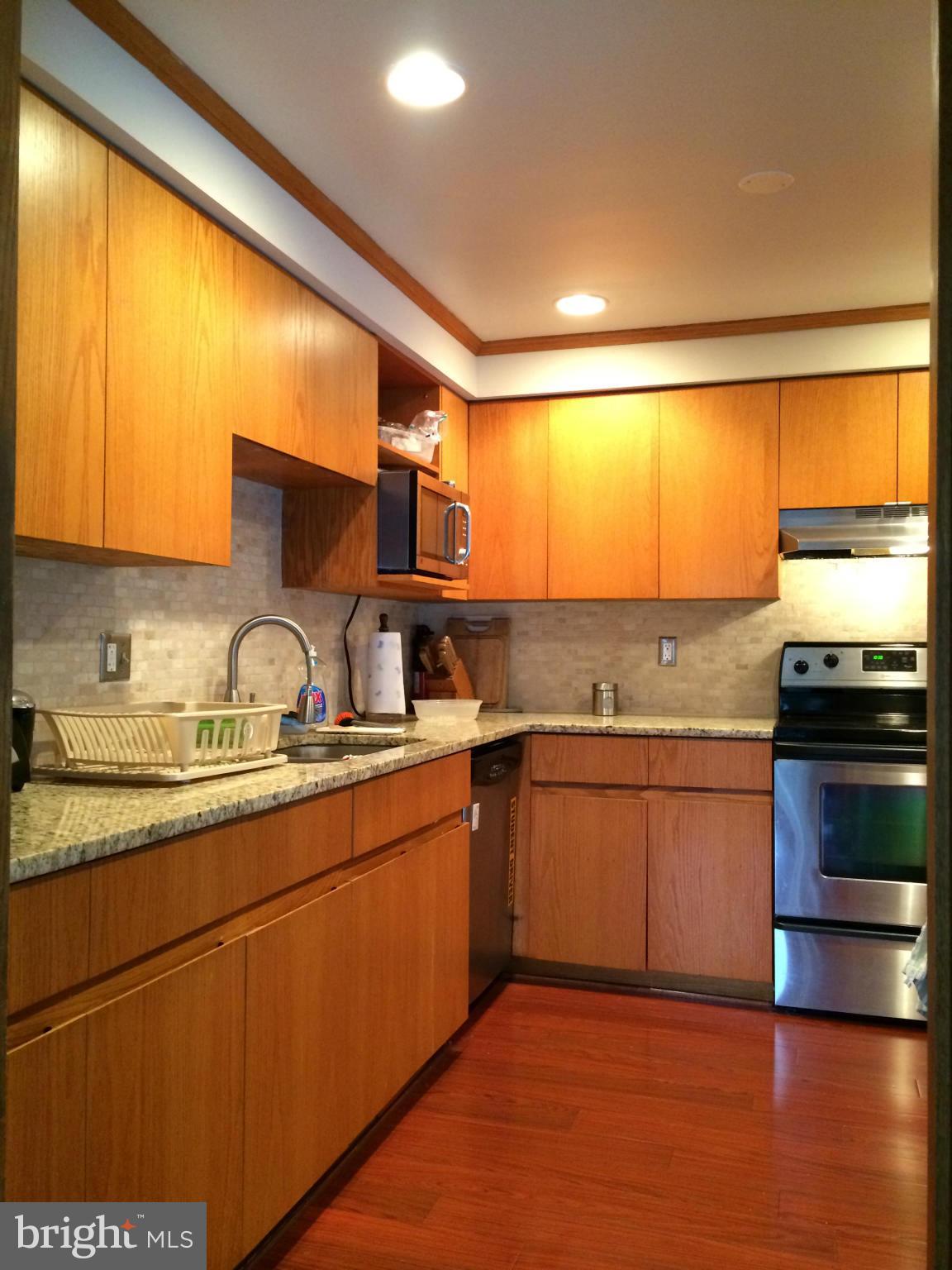 135 North Ithaca Road Sterling, VA 20164 - Photo 5 of 15 Kitchen