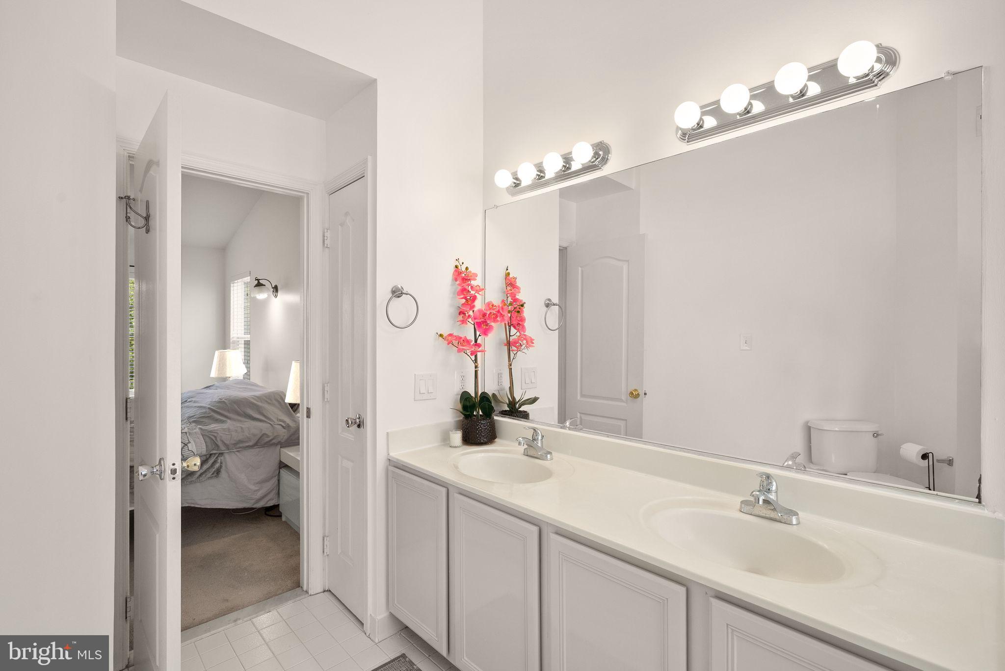 43111 Center Street Chantilly, VA 20152 - Photo 27 of 53 Primary Bathroom