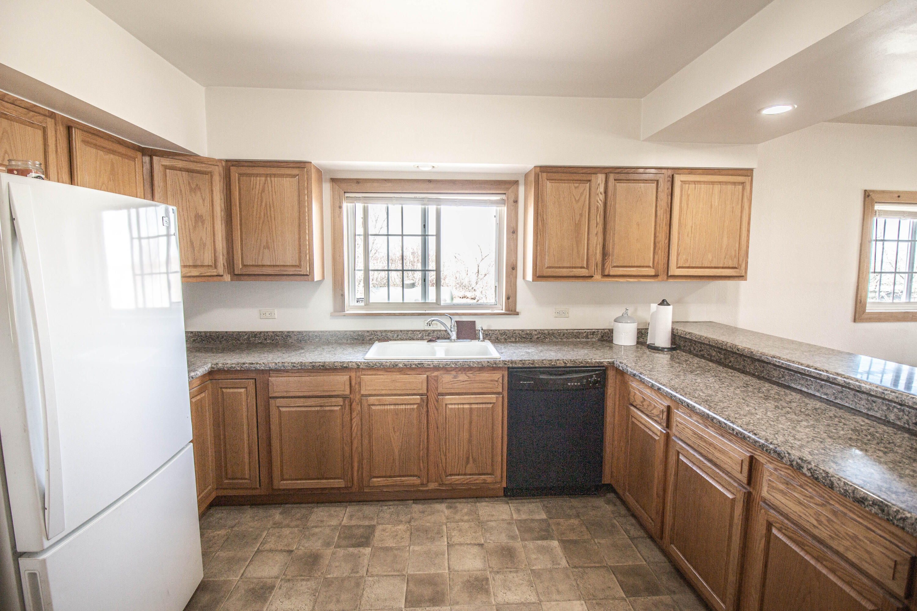3919 Sunset Road Sheboygan, WI 53081 - Photo 8 of 48 Kitchen