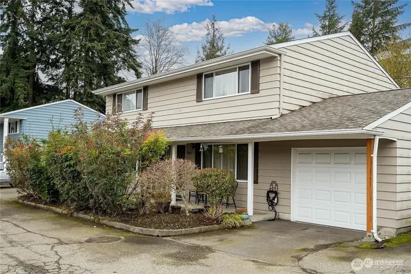 $2,400 | 947 North 163rd Street, Shoreline, WA 98133