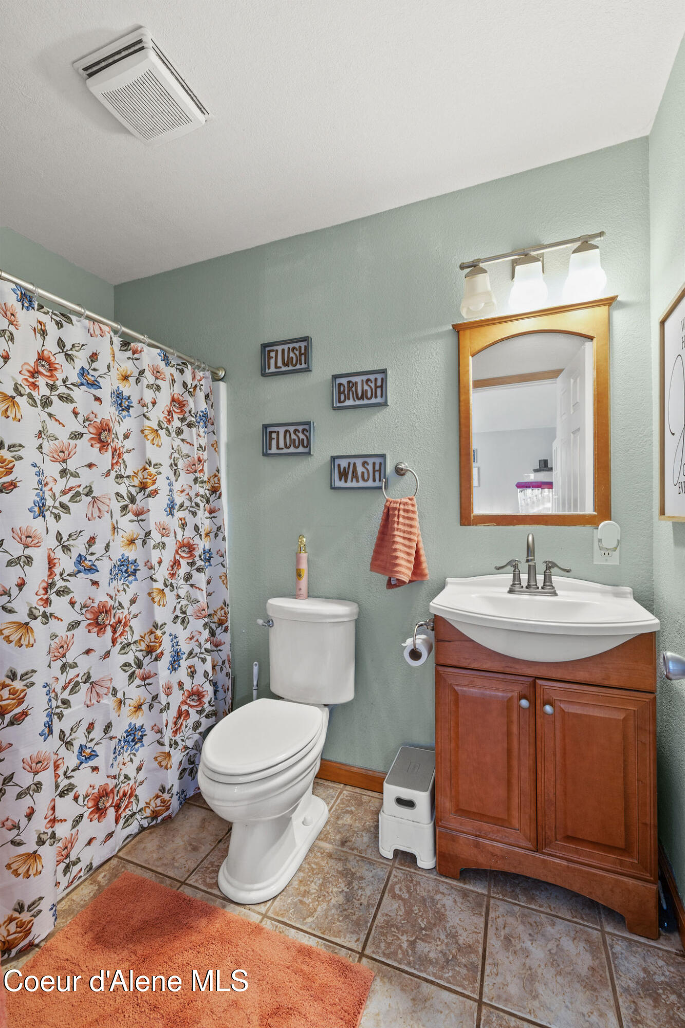 15383 Vernon Street Rathdrum, ID 83858 - Photo 17 of 40 Full Bath off Great Room
