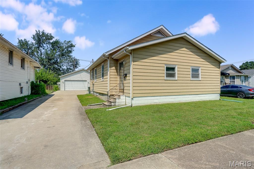 1041 Washington Avenue Madison, IL 62060 - Photo 1 of 20