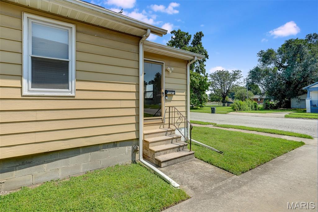 1041 Washington Avenue Madison, IL 62060 - Photo 2 of 20