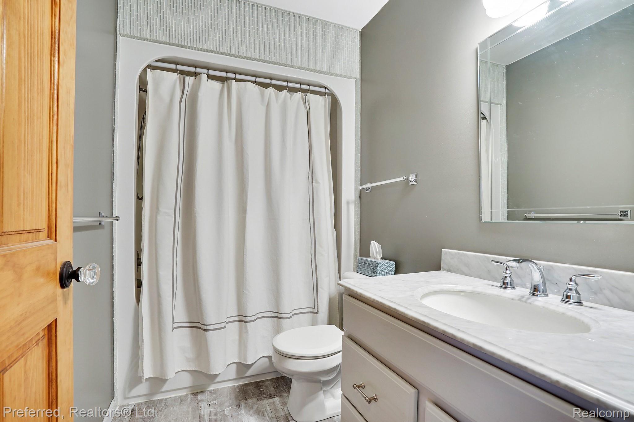 24545 Merriman Road New Boston, MI 48164 - Photo 37 of 45 Full Bath.jpg