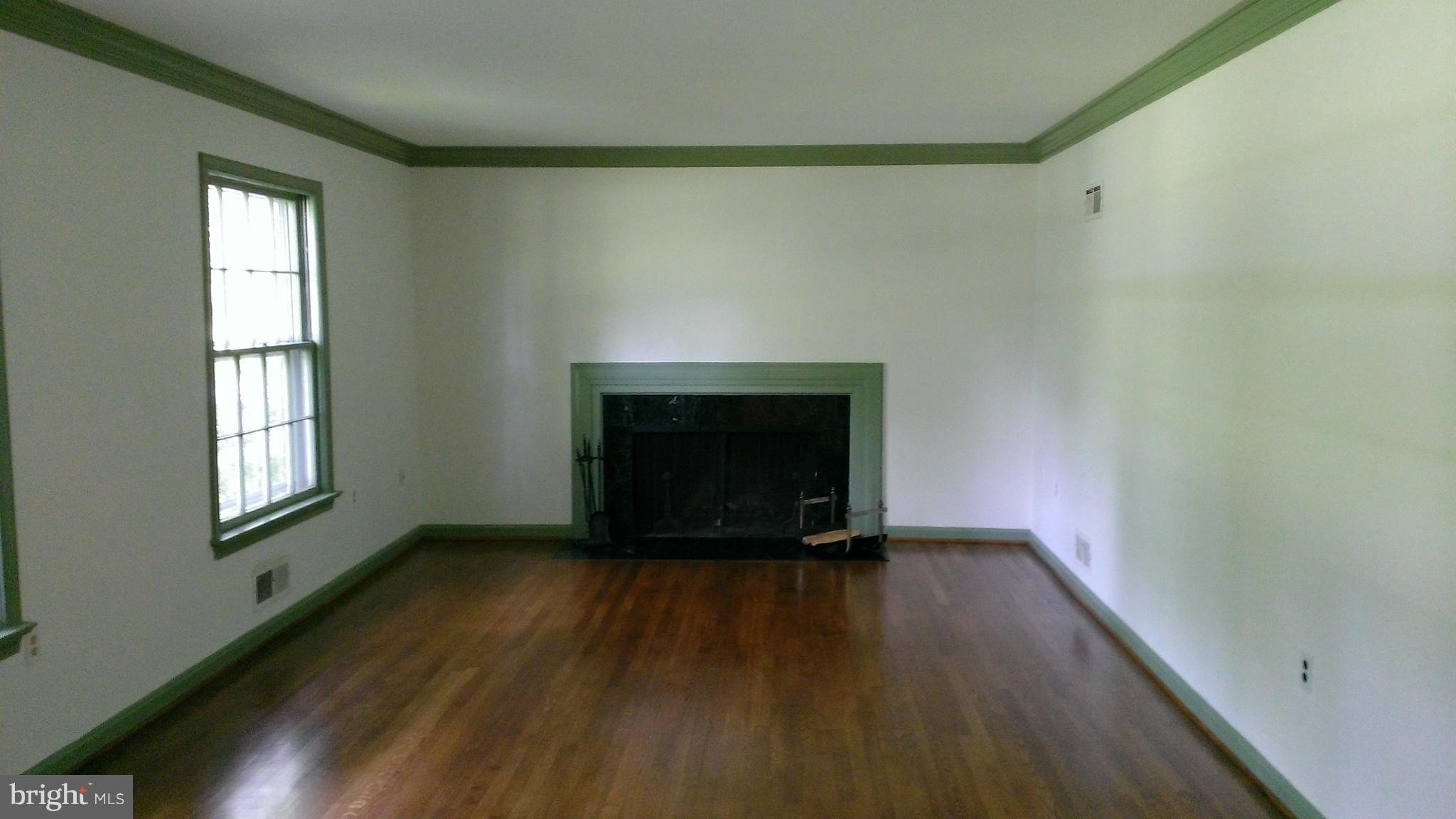12321 Glen Mill Road Potomac, MD 20854 - Photo 6 of 18 Living Room