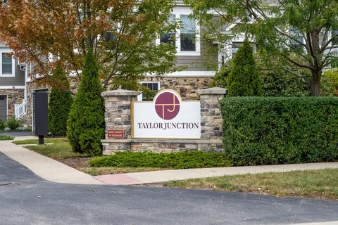 a sign that is sitting on a brick wall