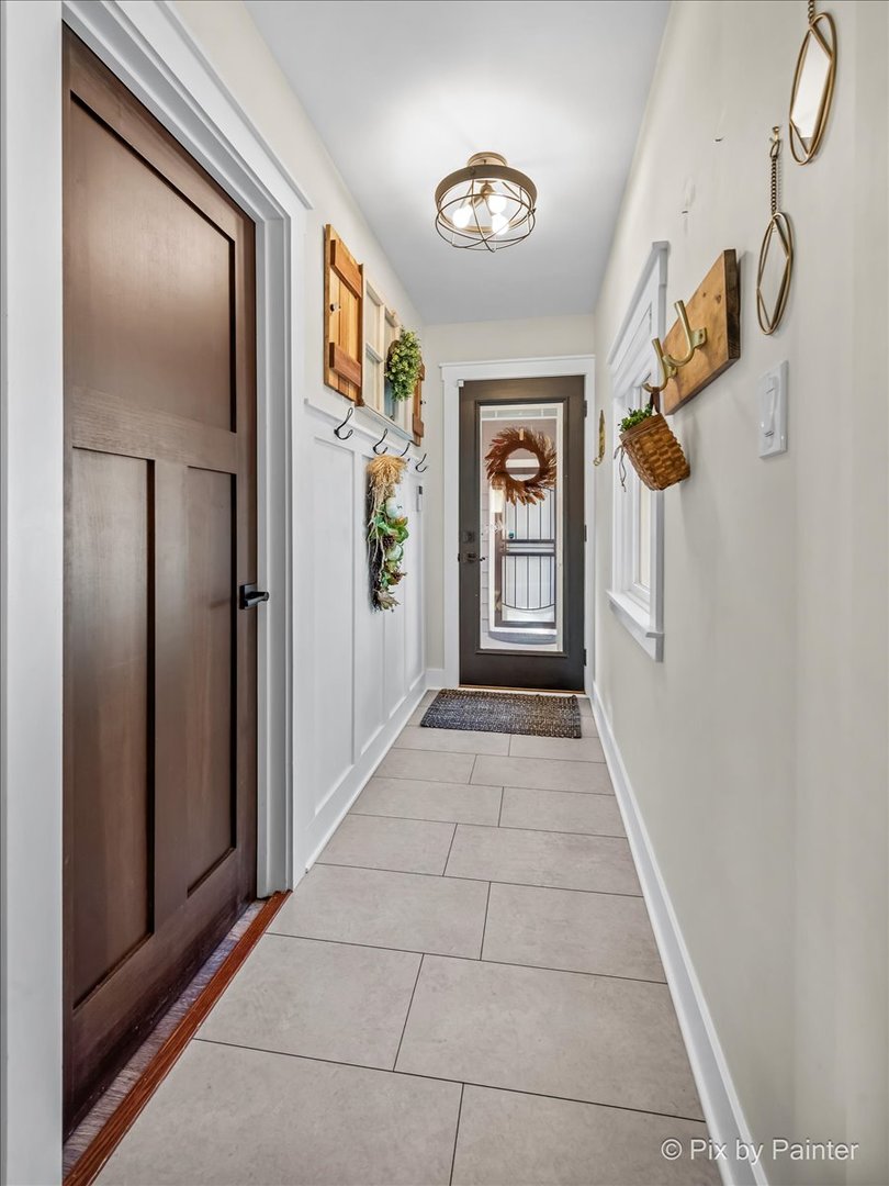625 South Harrison Street Batavia, IL 60510 - Photo 12 of 43 a view of an entryway door