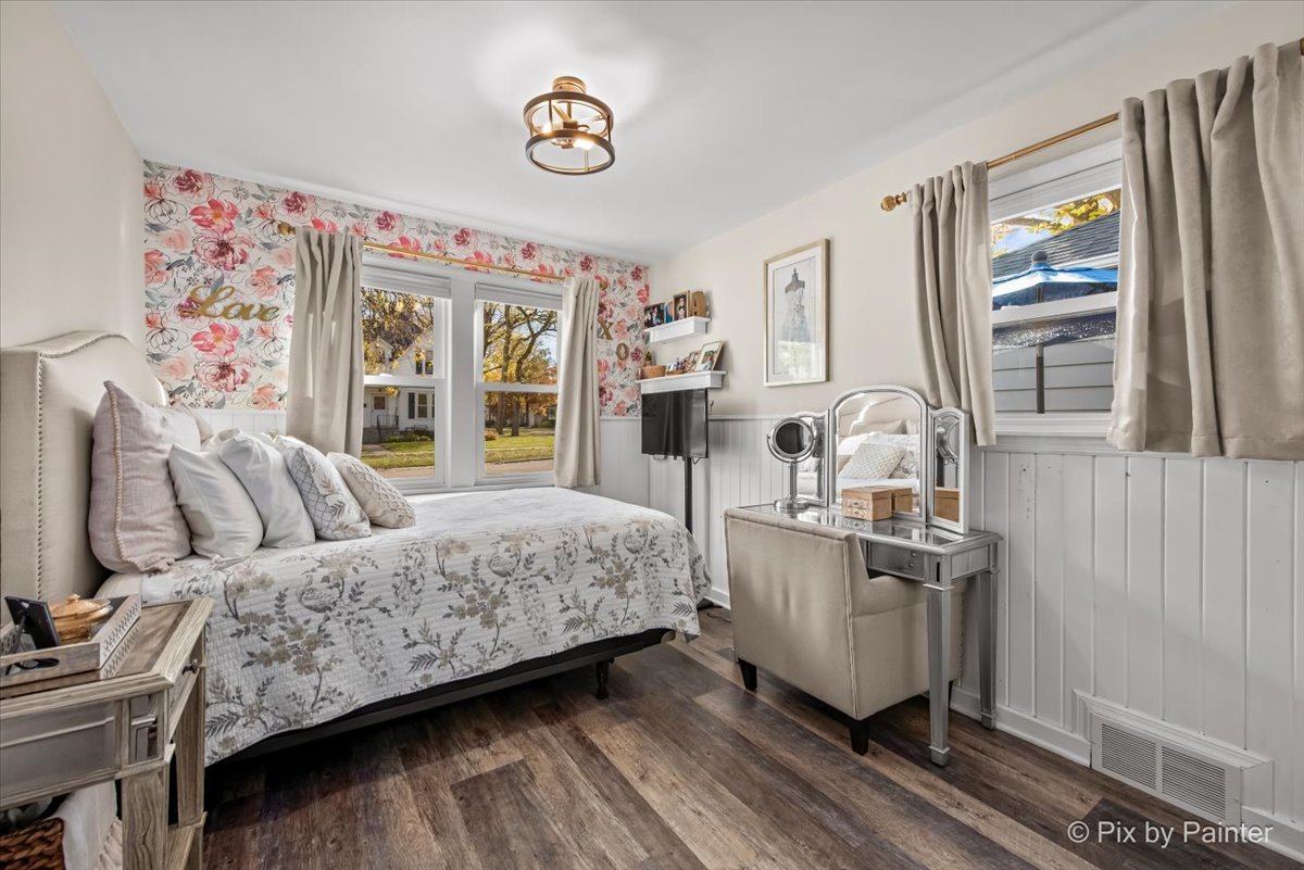 625 South Harrison Street Batavia, IL 60510 - Photo 13 of 43 a living room with furniture and a window