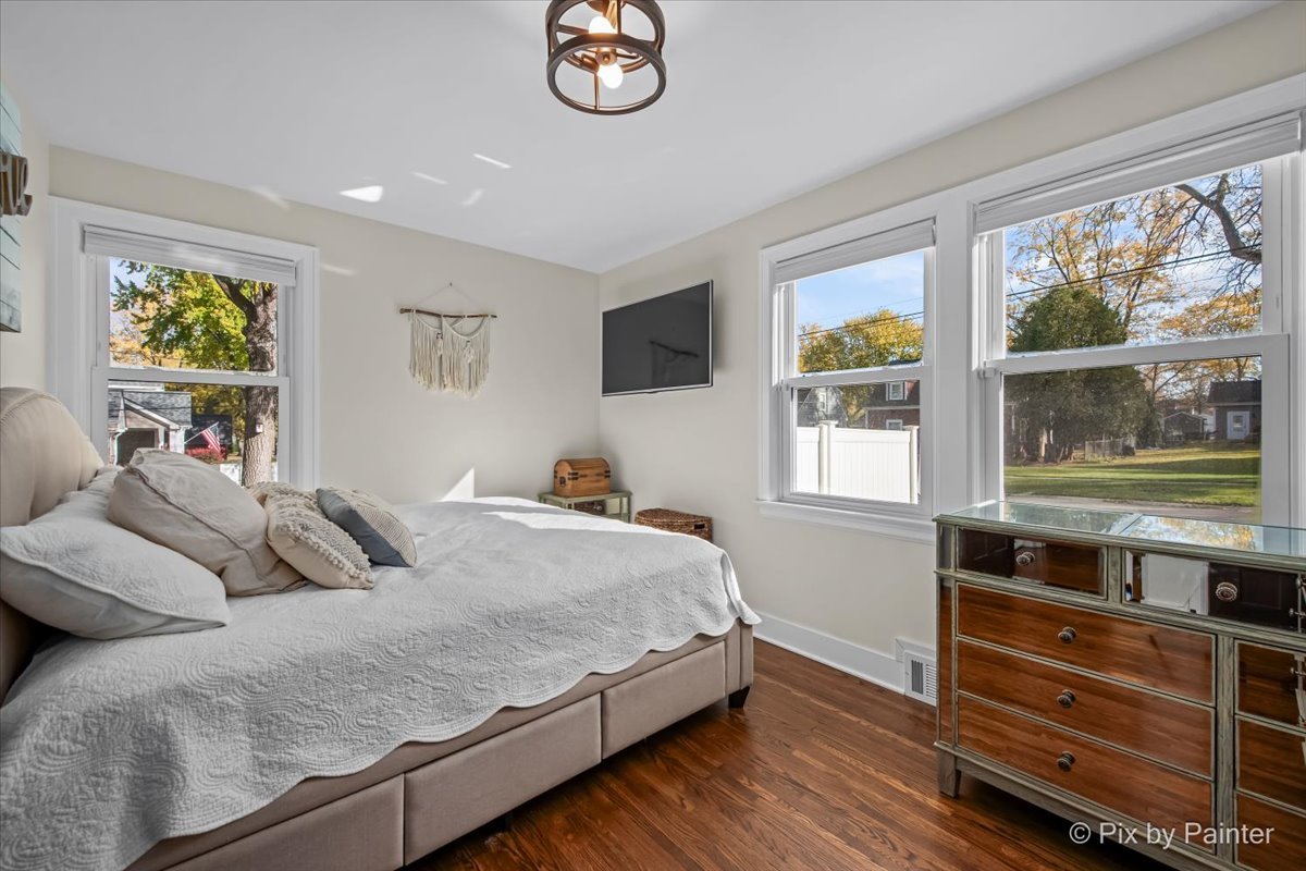 625 South Harrison Street Batavia, IL 60510 - Photo 15 of 43 a bedroom with a large bed and a large window