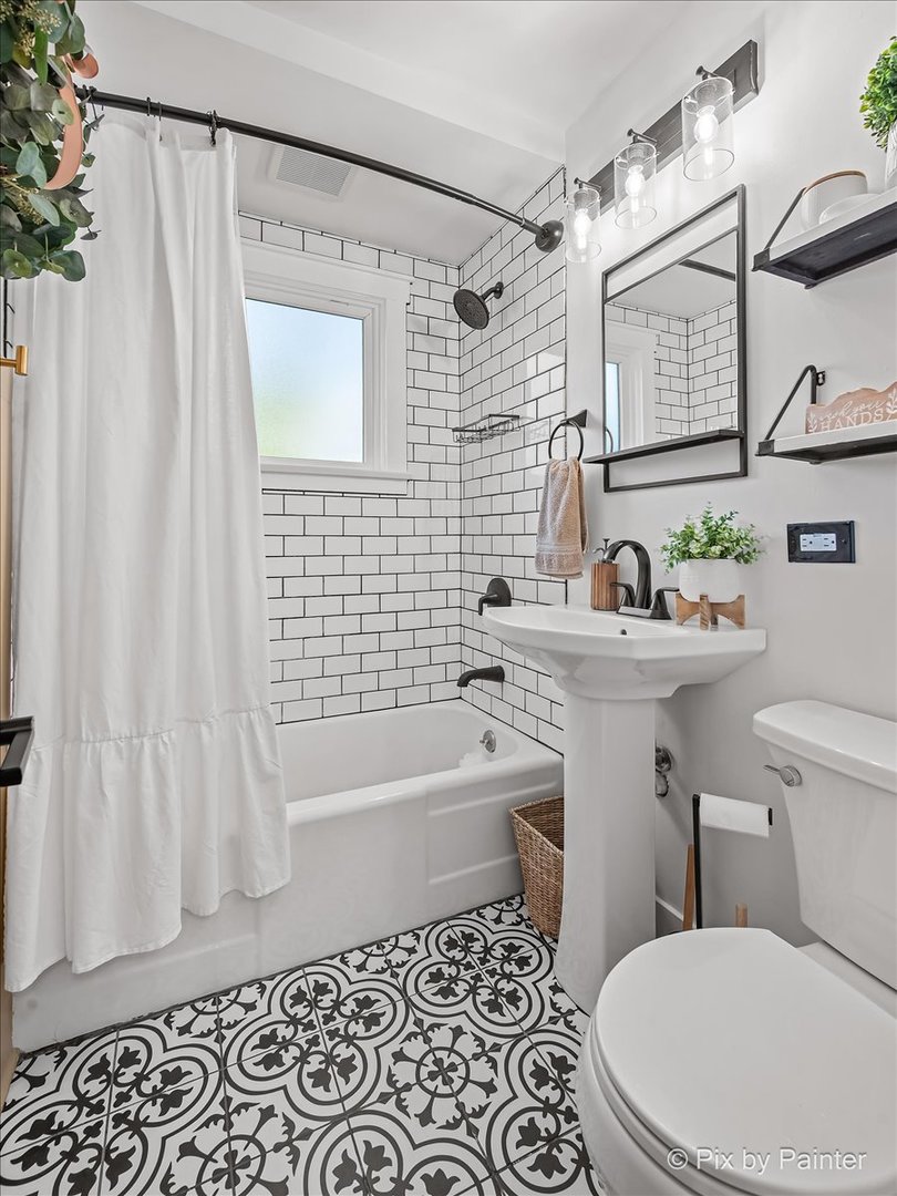 625 South Harrison Street Batavia, IL 60510 - Photo 18 of 43 a bathroom with a sink toilet and shower