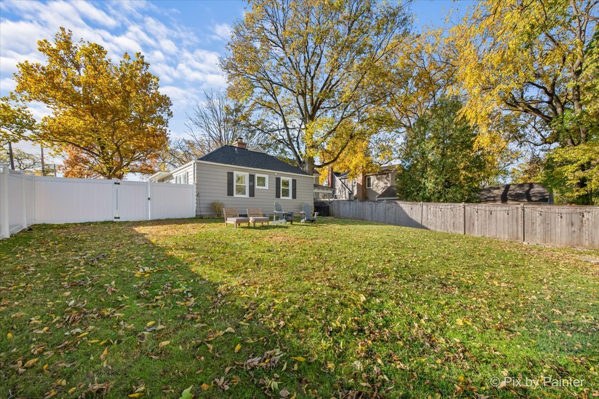 625 South Harrison Street Batavia, IL 60510 - Photo 2 of 43 a house view with a garden space