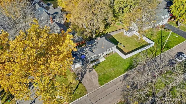 a sign that is sitting on a brick wall