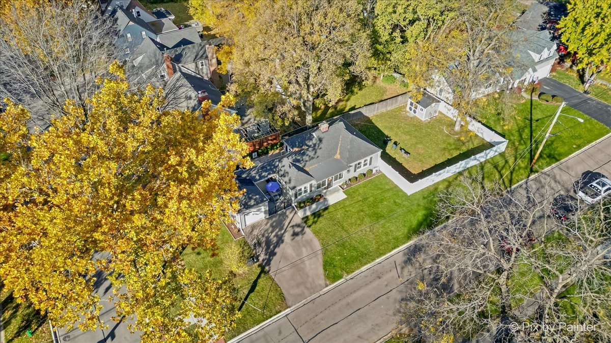 625 South Harrison Street Batavia, IL 60510 - Photo 30 of 43 a sign that is sitting on a brick wall