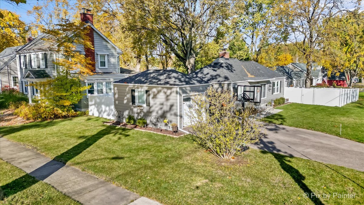 625 South Harrison Street Batavia, IL 60510 - Photo 40 of 43 front view of house with a yard