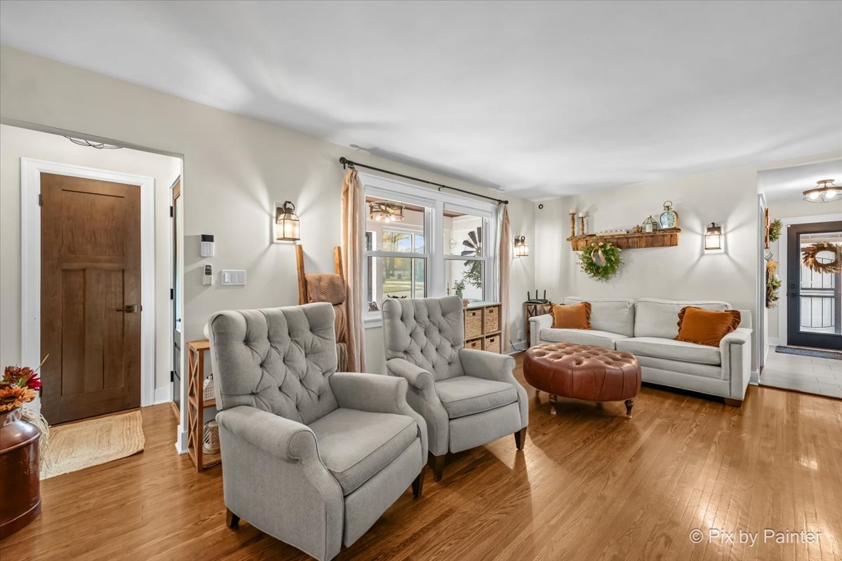 625 South Harrison Street Batavia, IL 60510 - Photo 5 of 43 a living room with furniture and a large window