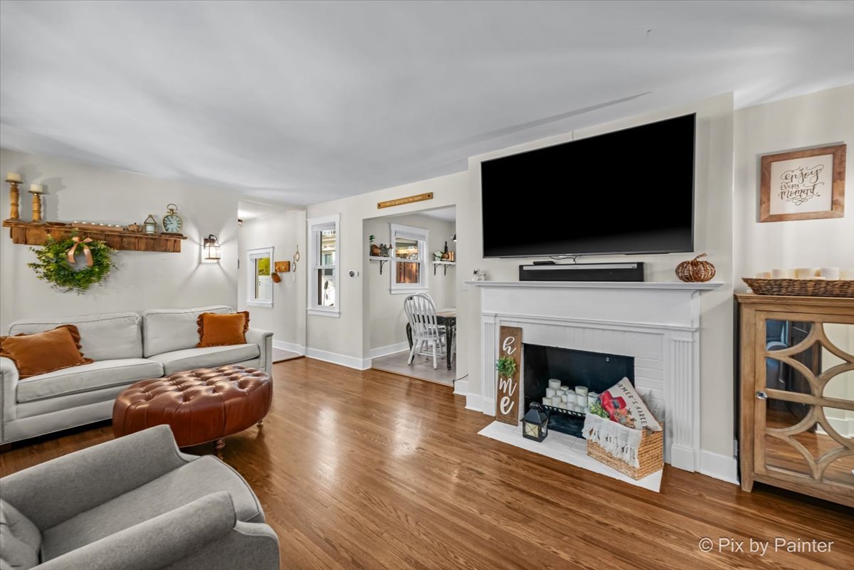 625 South Harrison Street Batavia, IL 60510 - Photo 7 of 43 a living room with furniture and a flat screen tv
