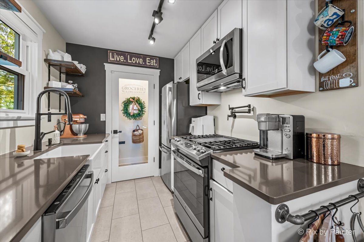 625 South Harrison Street Batavia, IL 60510 - Photo 8 of 43 a kitchen with stainless steel appliances granite countertop a sink stove and refrigerator
