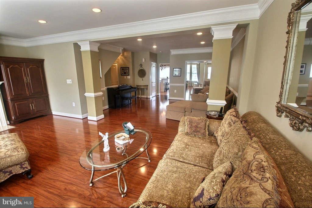 119 Bucksfield Road Gaithersburg, MD 20878 - Photo 4 of 25 Living Room