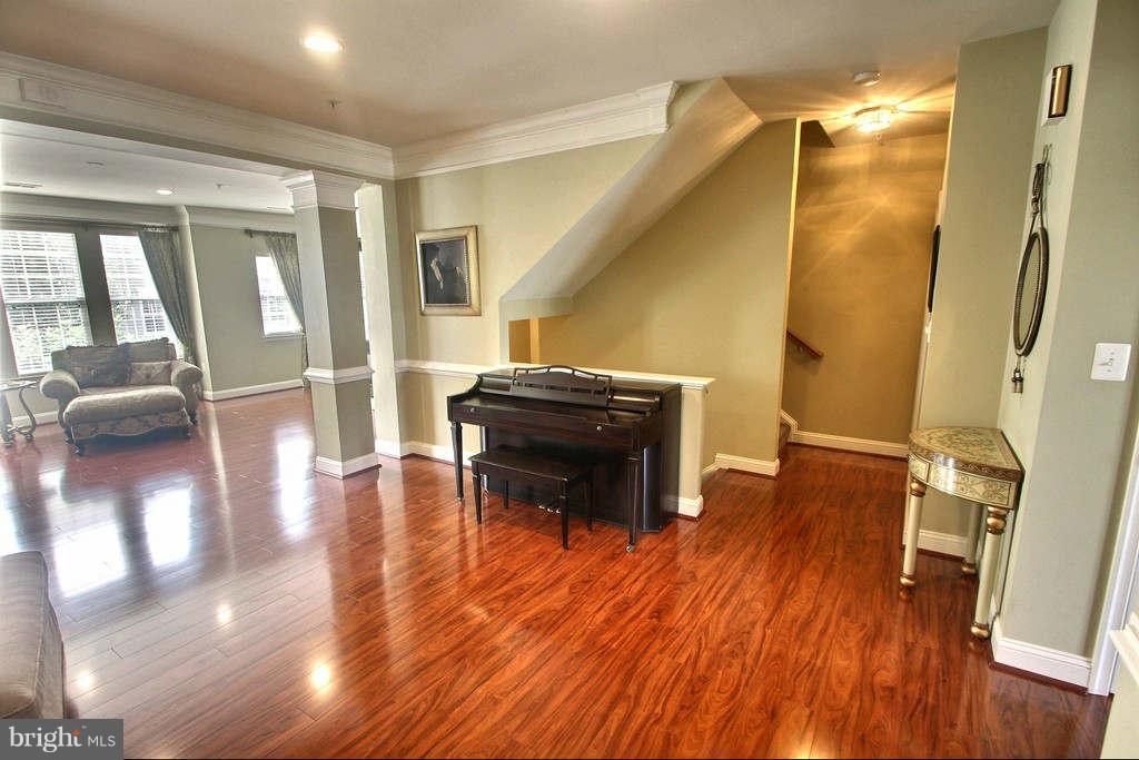 119 Bucksfield Road Gaithersburg, MD 20878 - Photo 5 of 25 Living Room