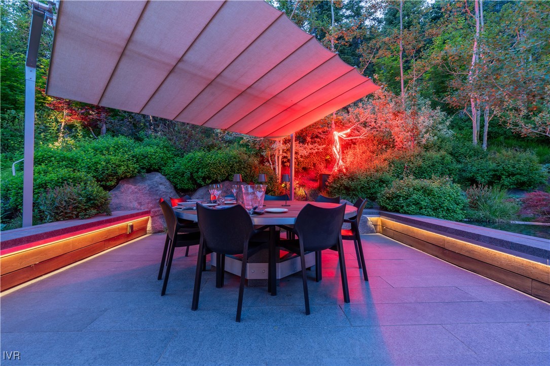 475 Tuscarora Road Crystal Bay, NV 89402 - Photo 46 of 49 a backyard of a house with a table and chairs