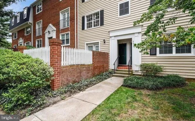 $2,300 | 4615 B 28th Road South, Unit B, Arlington, VA 22206