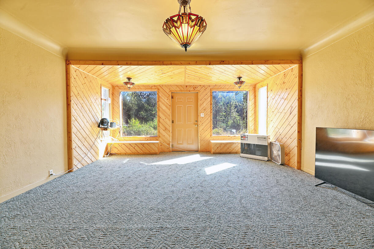 1040 Garner Road Cave Junction, OR 97523 - Photo 14 of 50 Living Room Bay windows