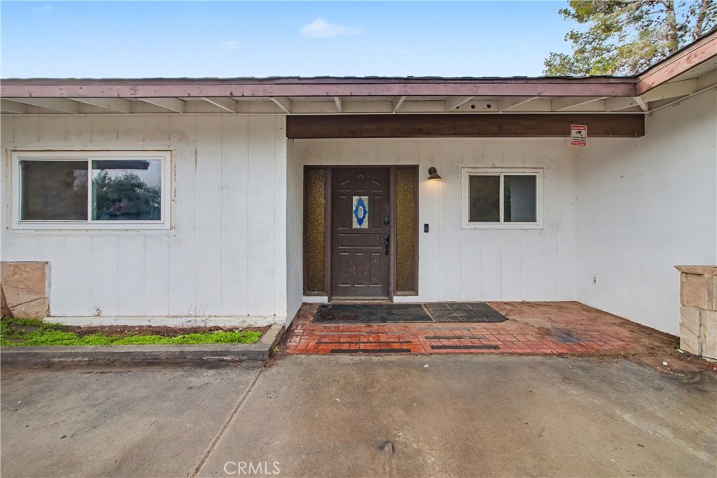 14798 Keota Road Apple Valley, CA 92307 - Photo 4 of 27 a front view of a house