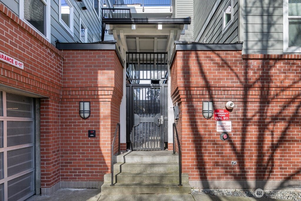 2101 North 55th Street, Unit 201 Seattle, WA 98103 - Photo 2 of 24