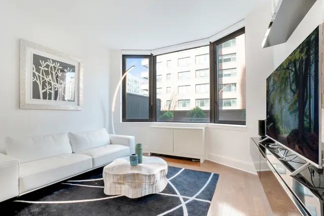 $6,000 | 300 East 64th Street, Unit 8C | Lenox Hill
