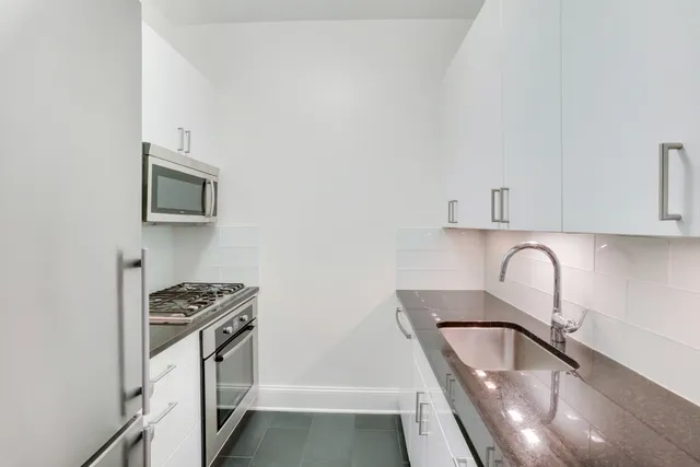 $6,000 | 300 East 64th Street, Unit 8C | Lenox Hill