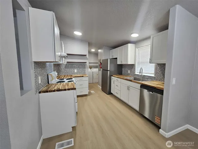 $2,100 | 161 East Greenwood Lane, Shelton, WA 98584