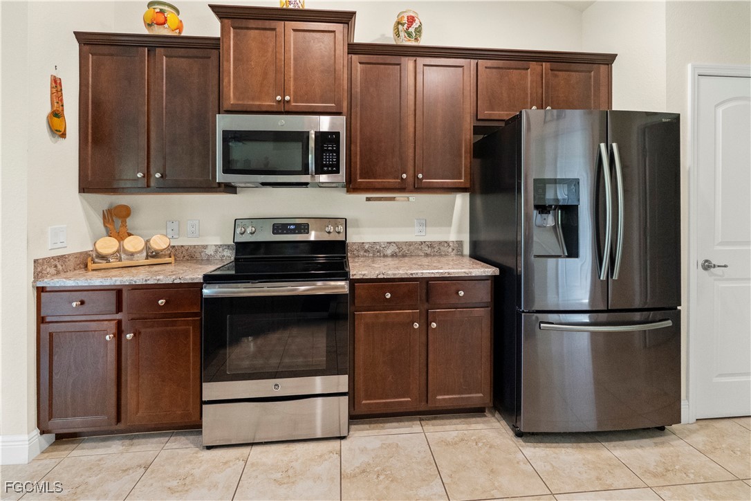 192 Townsend Court Lehigh Acres, FL 33972 - Photo 8 of 50
