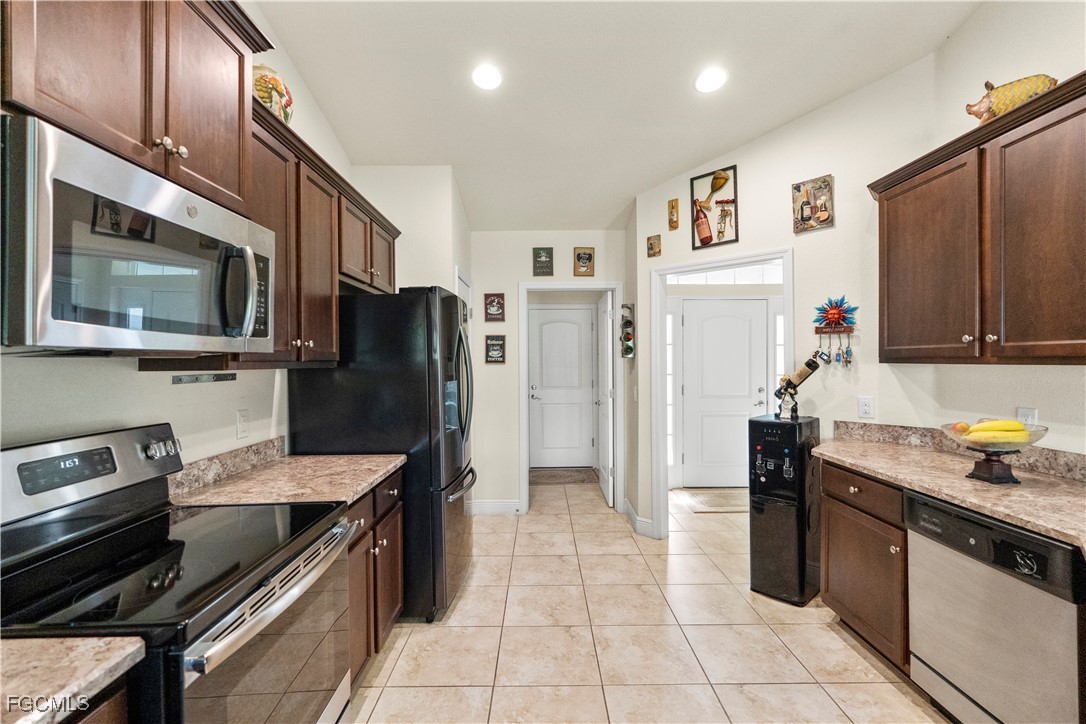 192 Townsend Court Lehigh Acres, FL 33972 - Photo 9 of 50