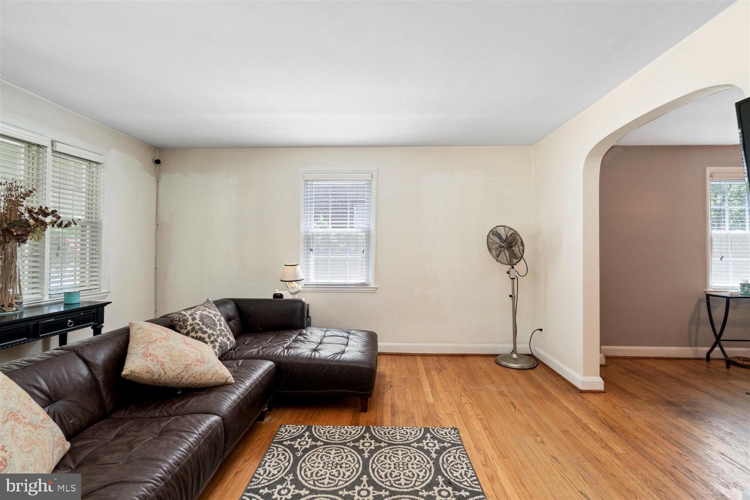 175 Dumbarton Road Baltimore, MD 21212 - Photo 6 of 42 Living Room