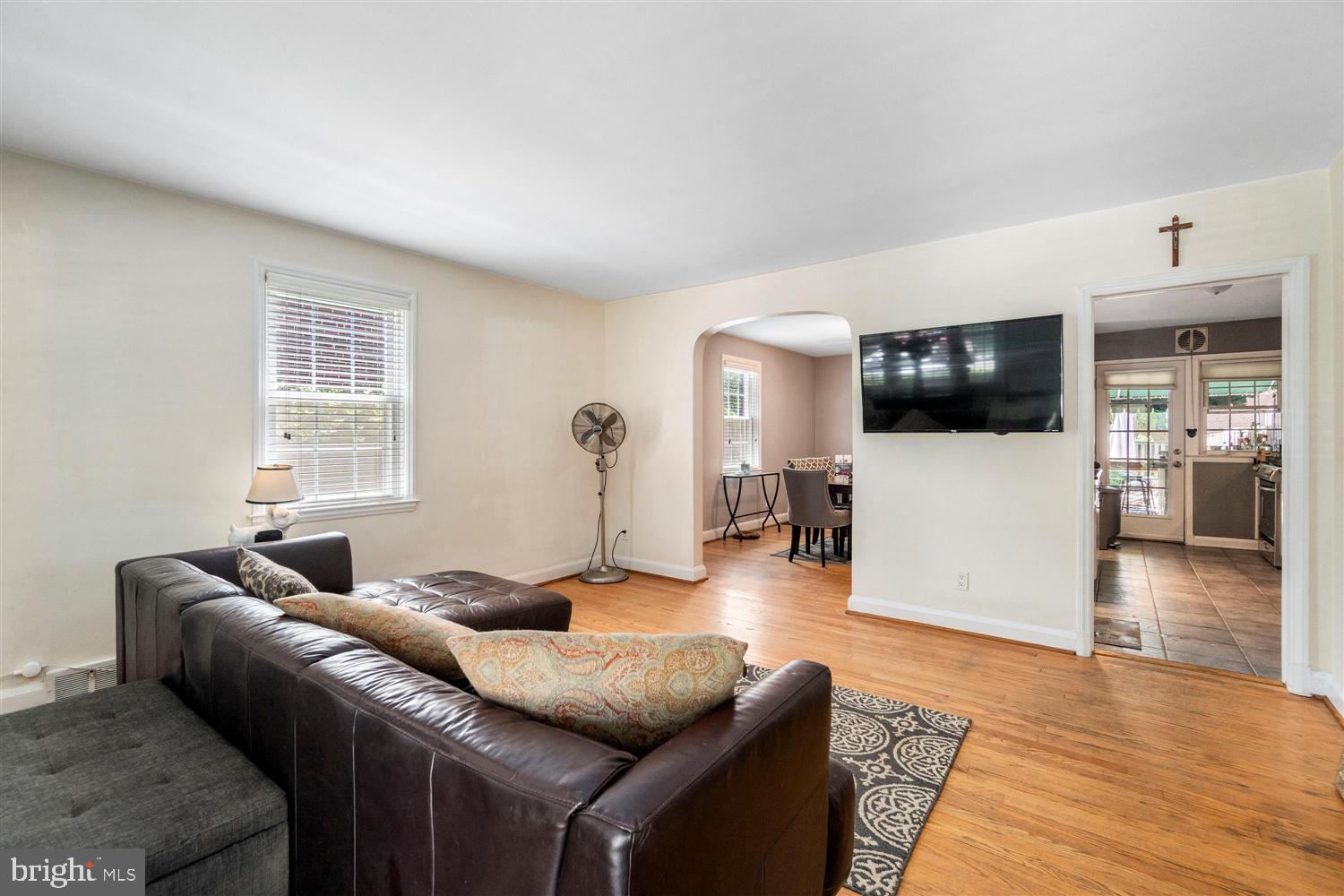 175 Dumbarton Road Baltimore, MD 21212 - Photo 7 of 42 Living Room