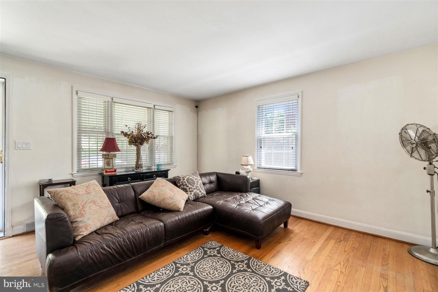 175 Dumbarton Road Baltimore, MD 21212 - Photo 8 of 42 Living Room