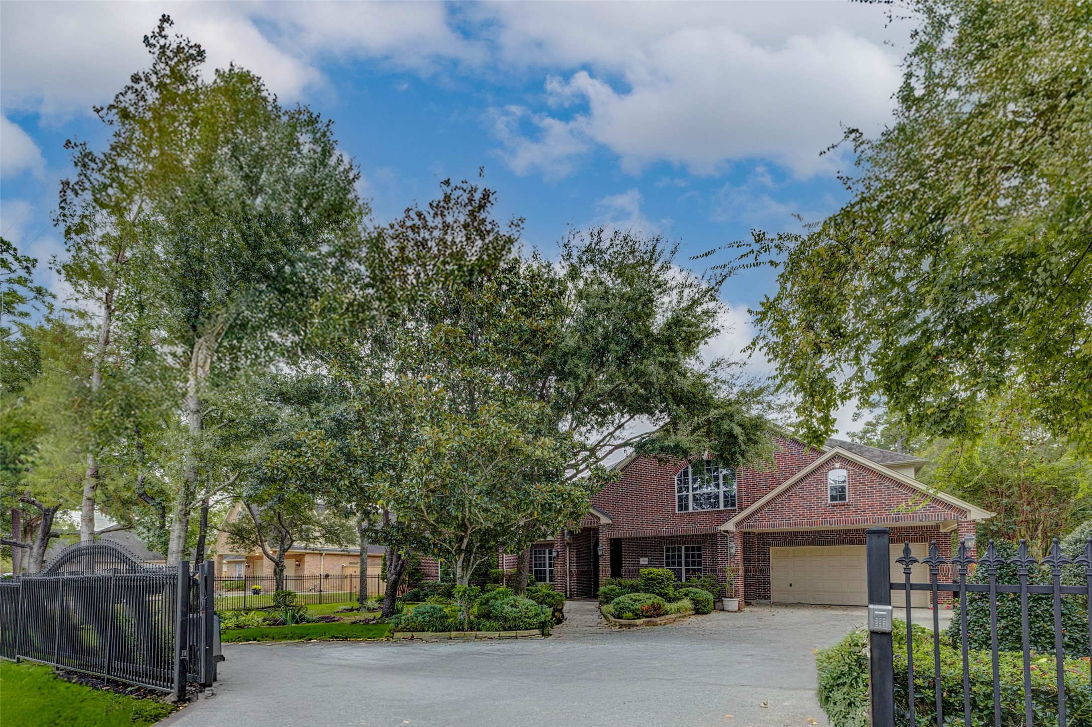 Welcome to 3509 Mirror Court in
Spring, TX! This custom fivebedroom, three-and-a-halfbathroom home is set on an
expansive (over half an acre) lot
and offers a beautifully designed
backyard along with a spacious
driveway with additional parking,
a driveway gate, and a three-car
garage.