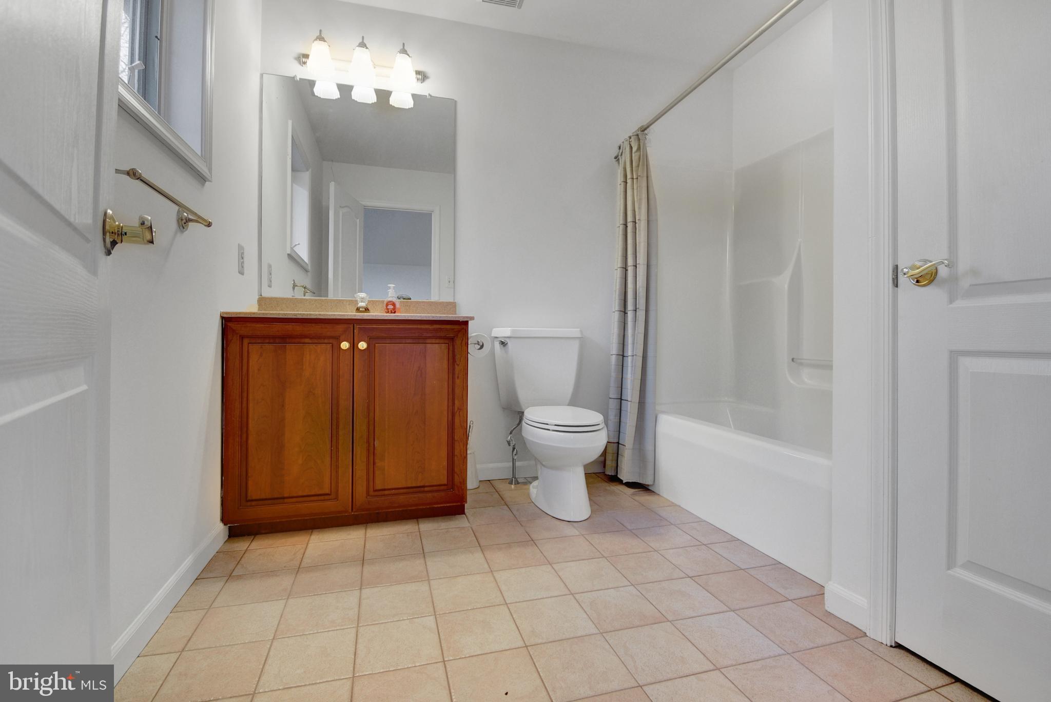 411 Marie Drive Wallingford, PA 19086 - Photo 27 of 44 Bedroom 3 Bath