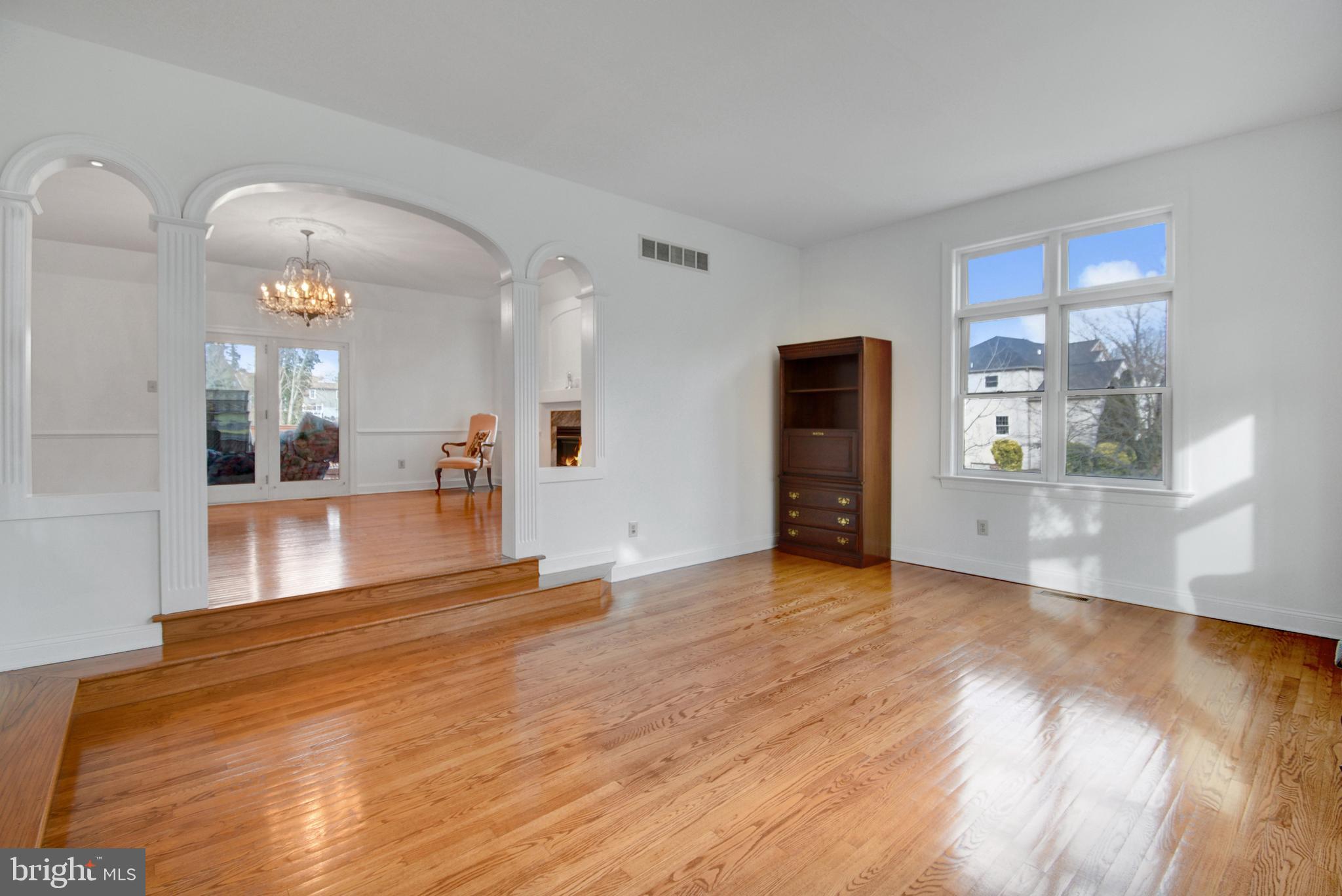 411 Marie Drive Wallingford, PA 19086 - Photo 3 of 44 Living Room