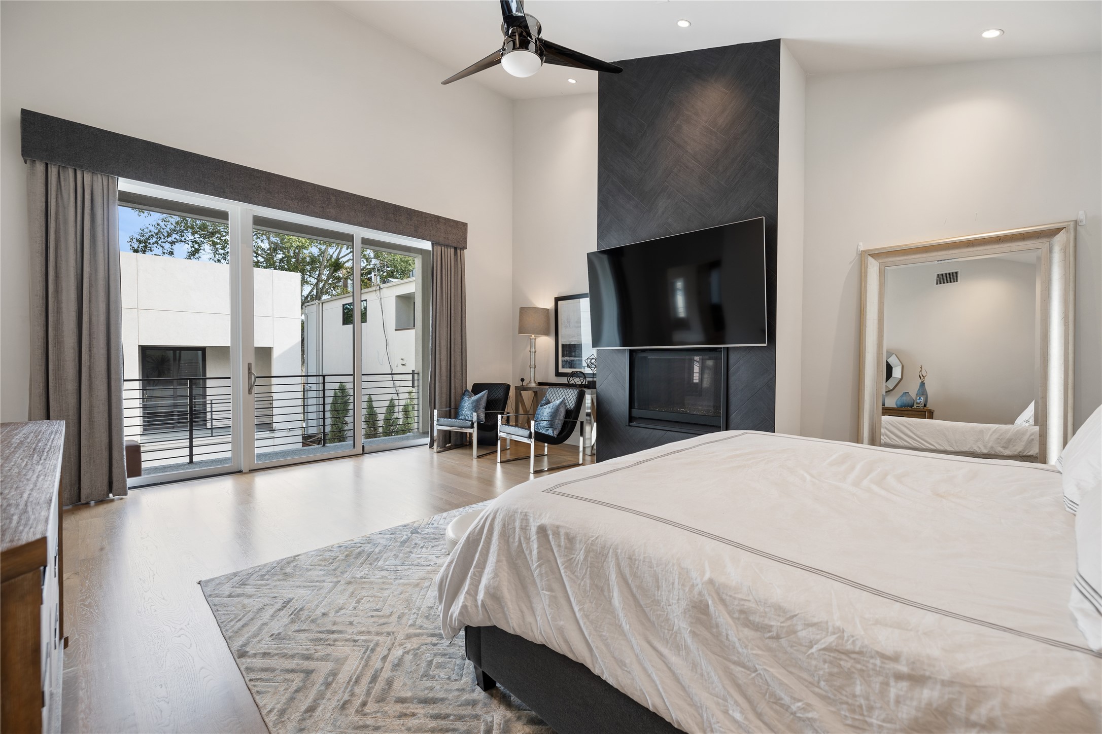 103 Roy Street Houston, TX 77007 - Photo 21 of 37 a bedroom with a bed and glass floor